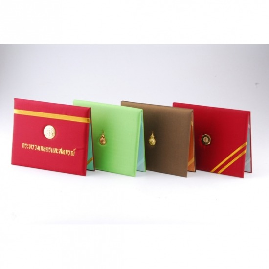รับผลิตปกปริญญาบัตร - ภัทรการพิมพ์ - ปกผ้าไหม พร้อมเข็มโลโก้